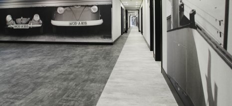 wineo Bodenbelag Steinoptik hell und dunkel im Hotel mit Autos 