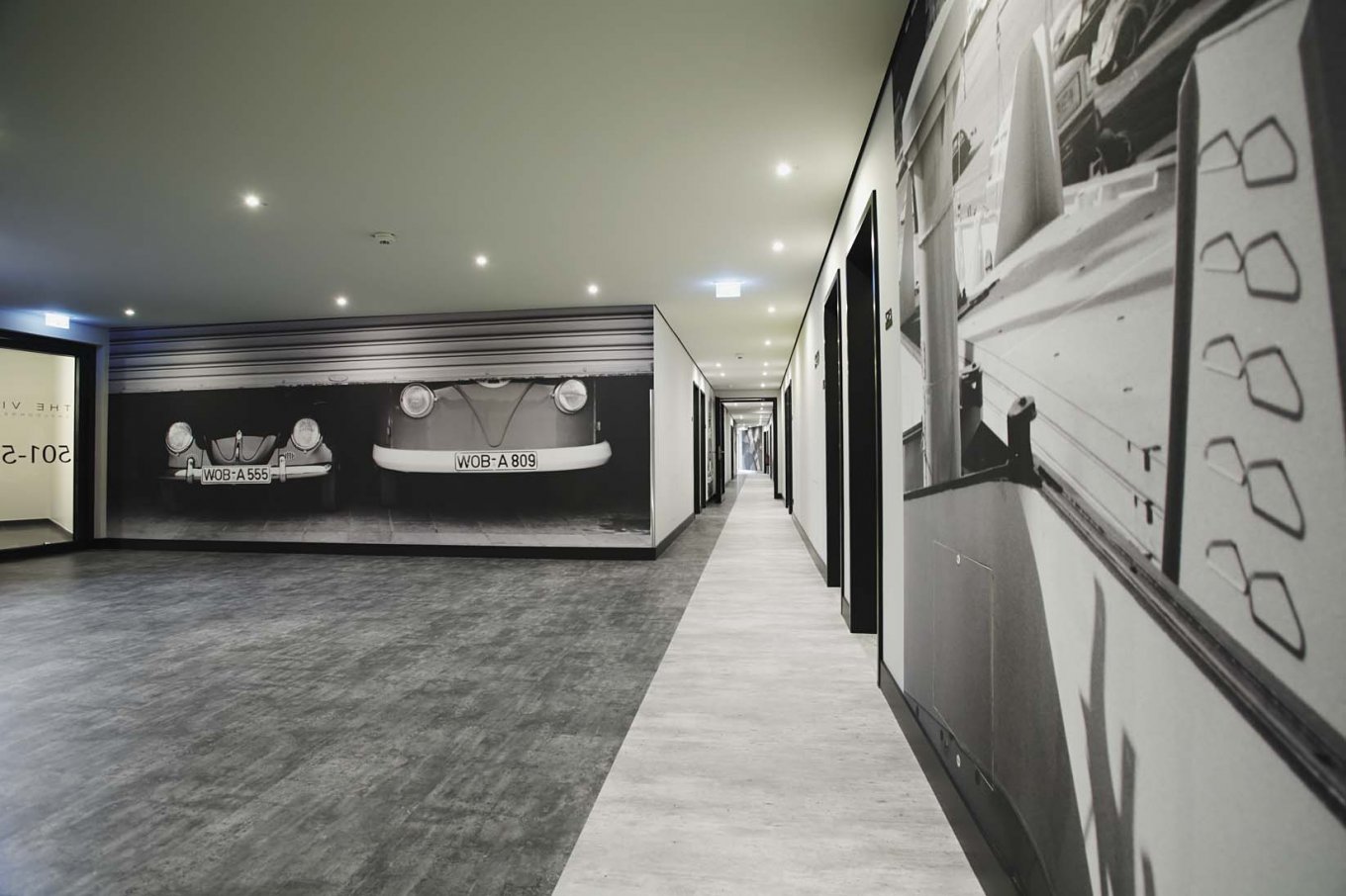 wineo Purline Bioboden schwarz weiß modern Flur Wandgstaltung Auto Hotel