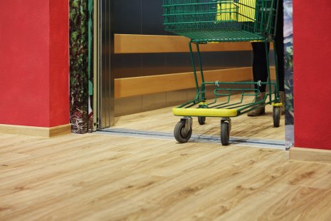 wineo Purline Bioboden Holzoptik Einkaufswagen Fahrstuhl rot barrierefrei Bioladen 