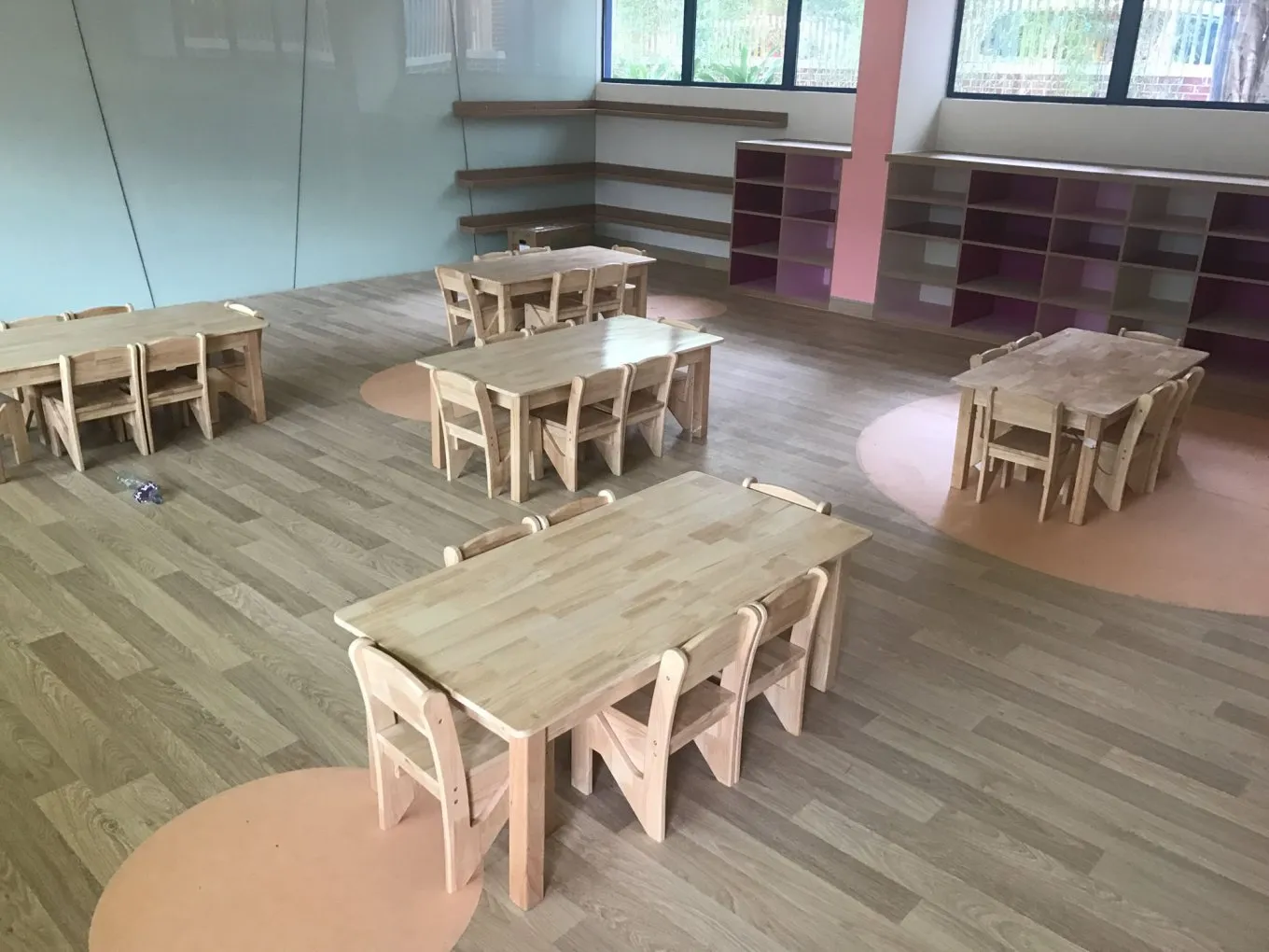 wineo Bodenbelag Holzoptik Kindergarten Tische Stühle