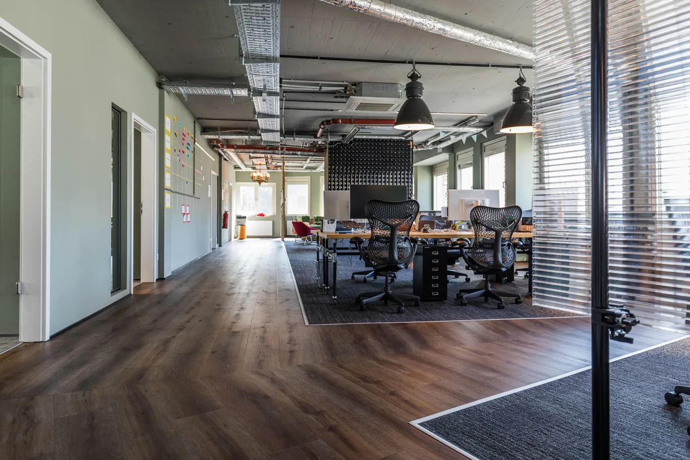 Referenzobjekt Digitalagentur Webagentur Bielefeld Bodenbelag Designboden Wokspace Büro Fussboden dunkel