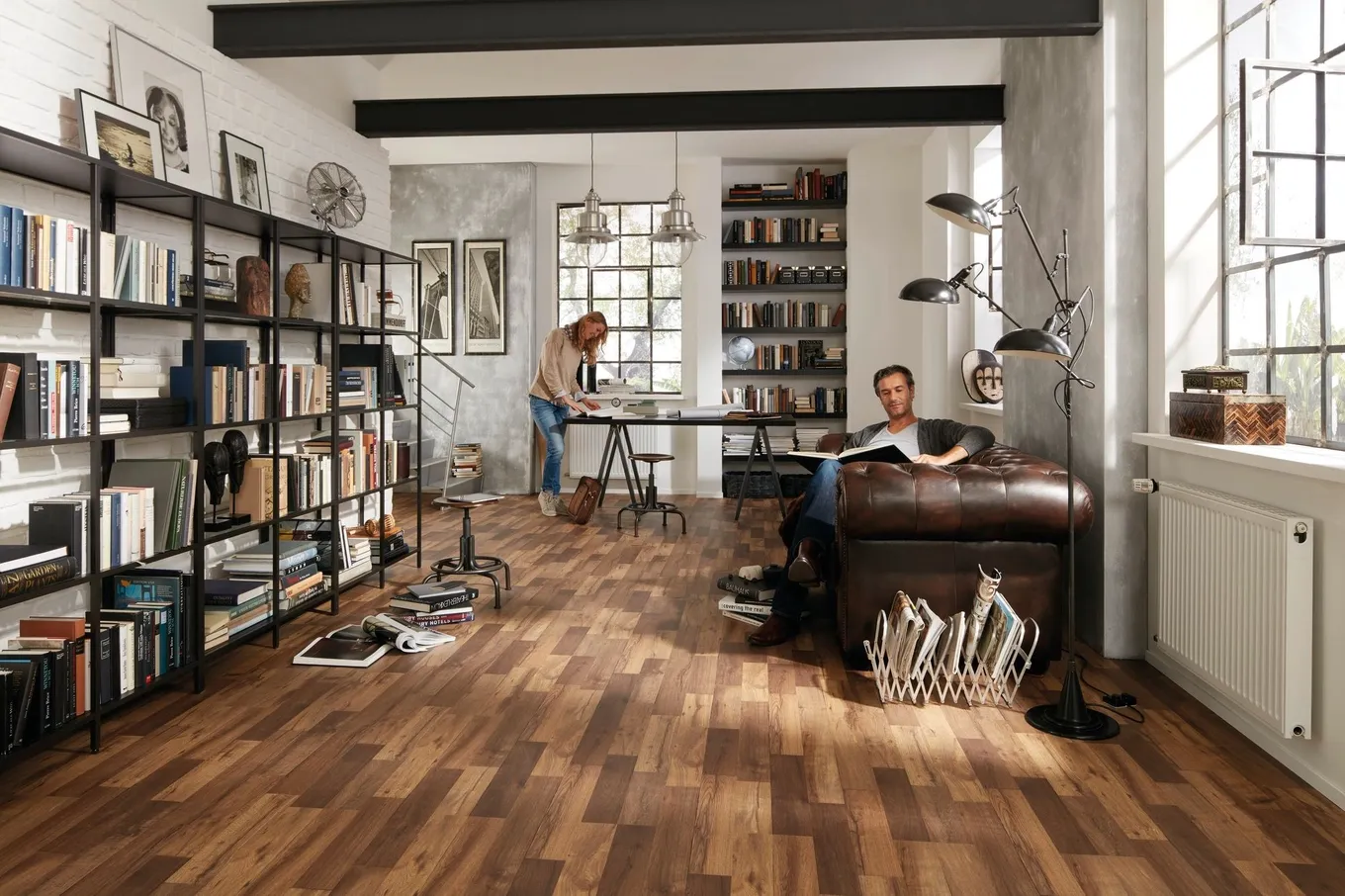 wineo Laminatboden im Wohnzimmer mit Mann und Frau