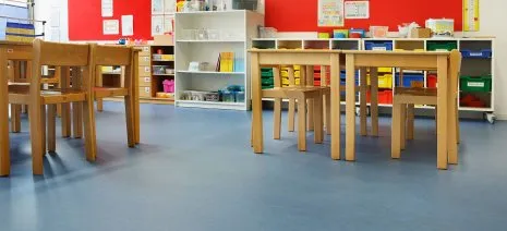 wineo Bodenbelag Blau im Kindergarten und Schulen 