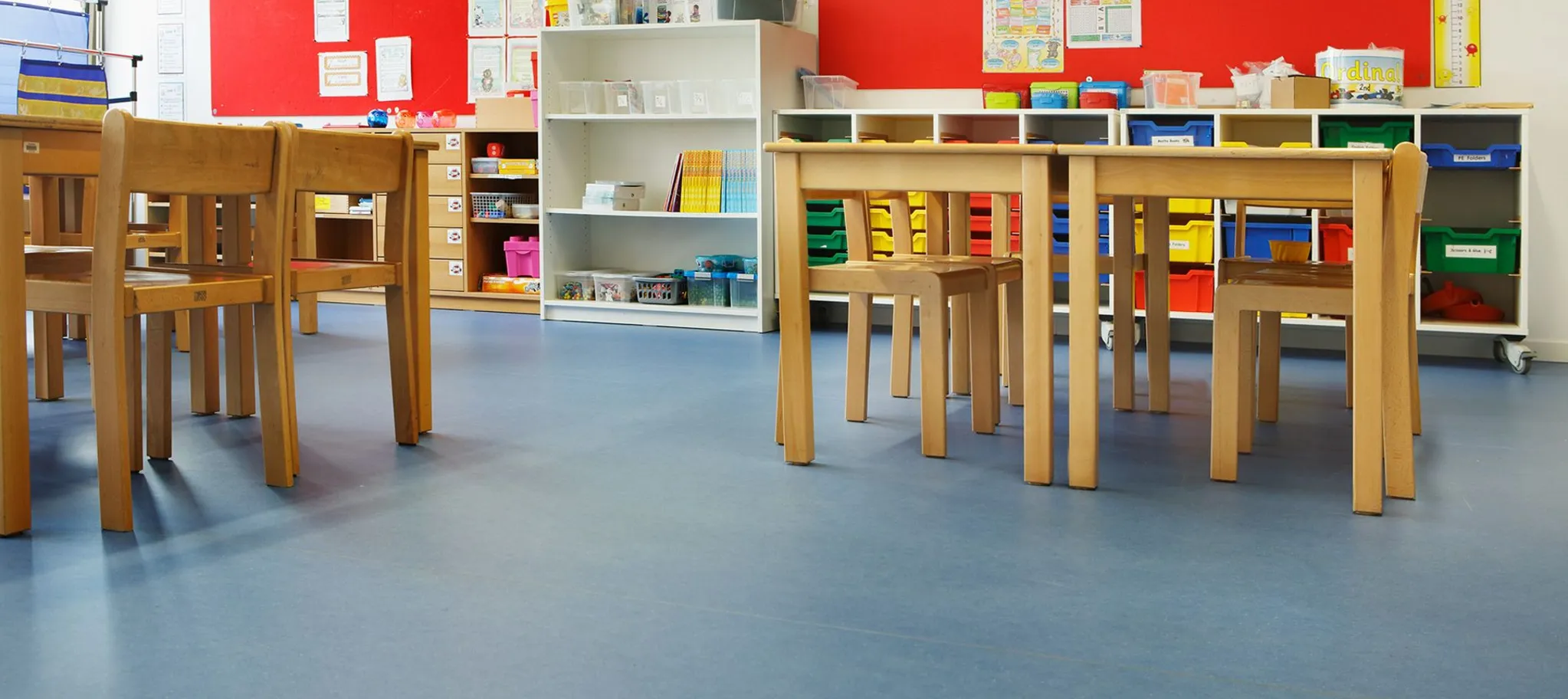 wineo Bodenbelag Blau im Kindergarten und Schulen 