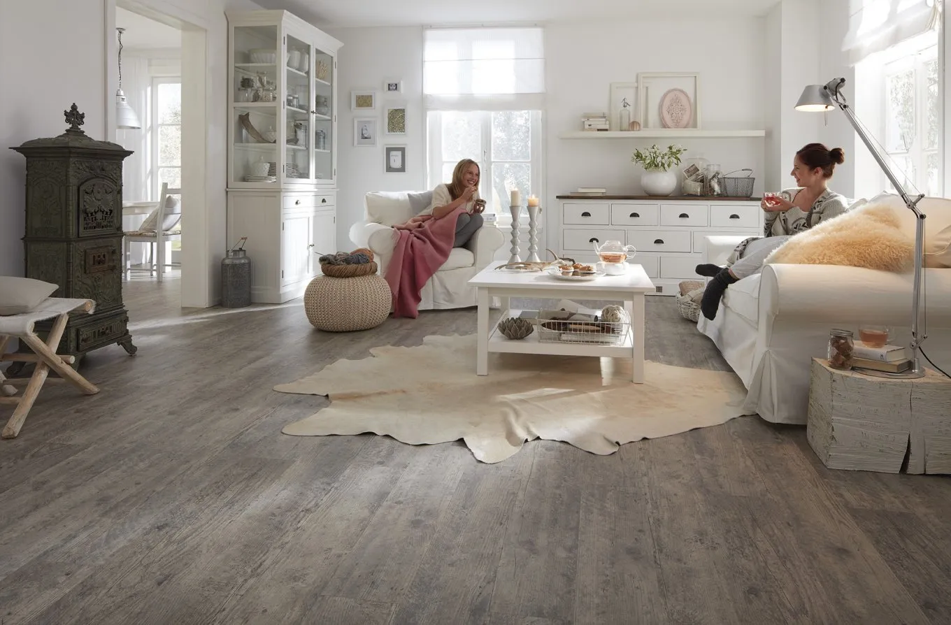 wineo Laminatboden im Wohnzimmer mit zwei Frauen