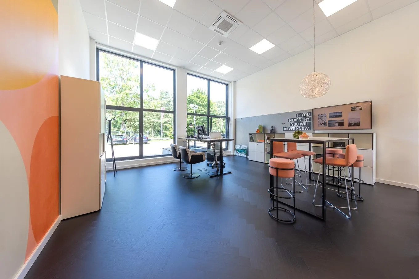 wineo PURLINE Bioboden im Büro Fischgrätmuster Holzoptik moderne Einrichtung Bodenbelag Fußboden Shreibtisch Besprechungstisch workspace