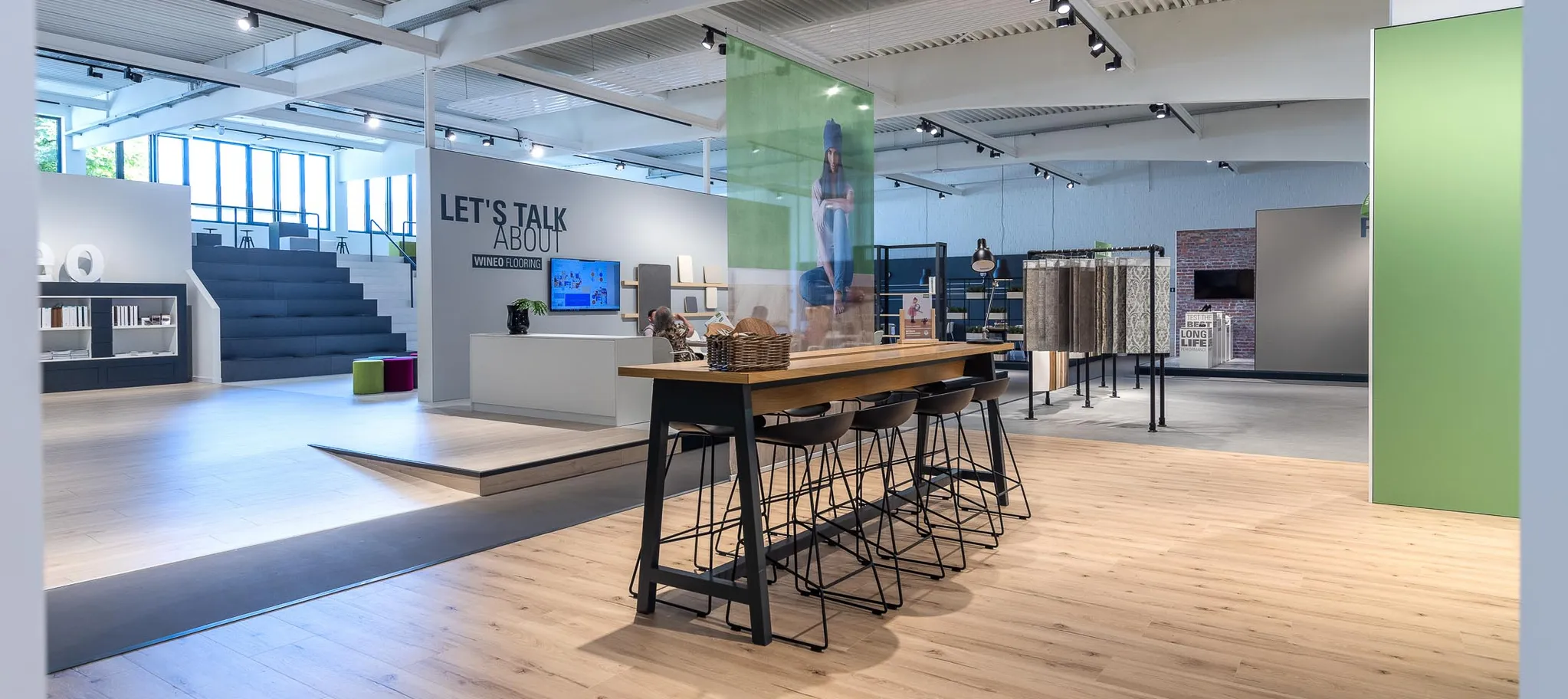 wineo workspace PURLINE Bioboden Meetingbereich Messestand Ausstellung Tribüne Bodenbelag Fußboden spanische Treppe