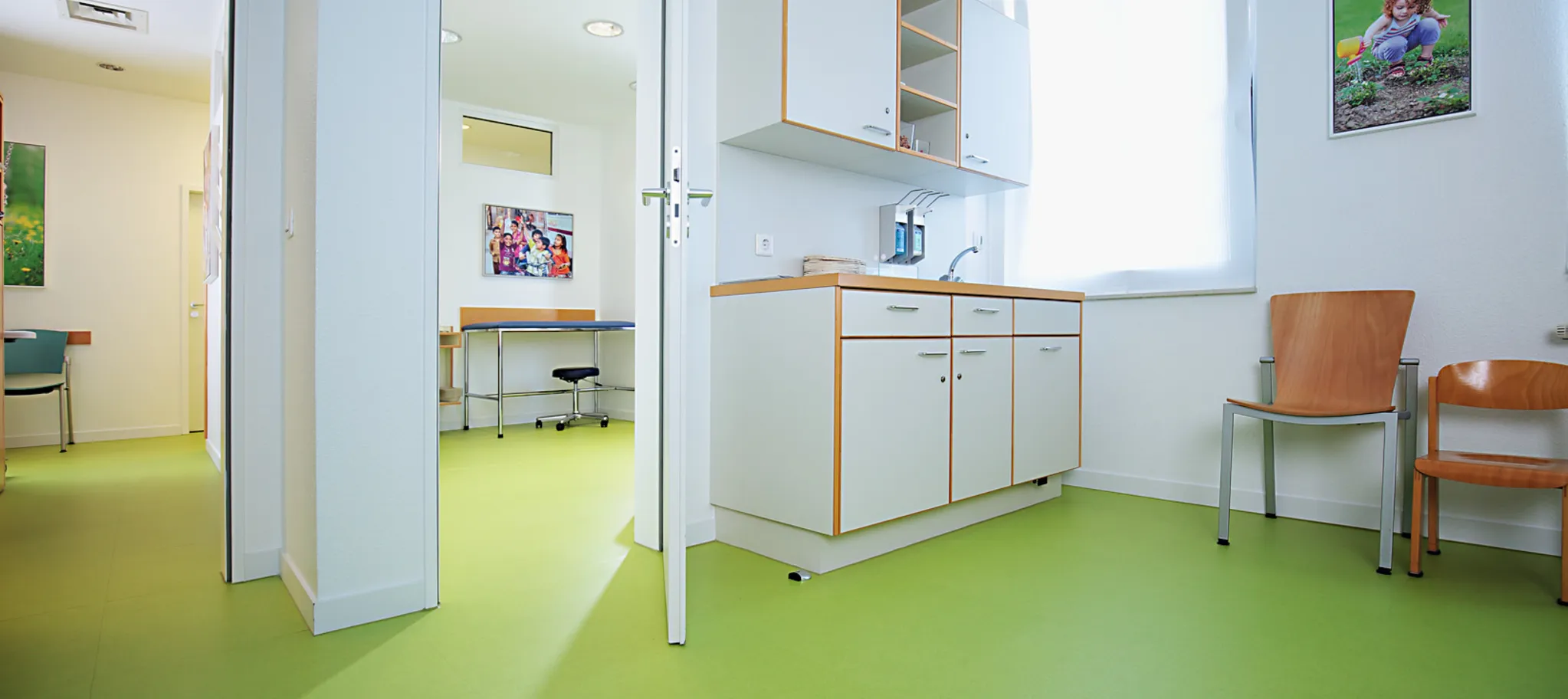wineo PURLINE Bioboden Kinderarzt Praxis Behandlungsraum Praxisraum Bodenbelag grün