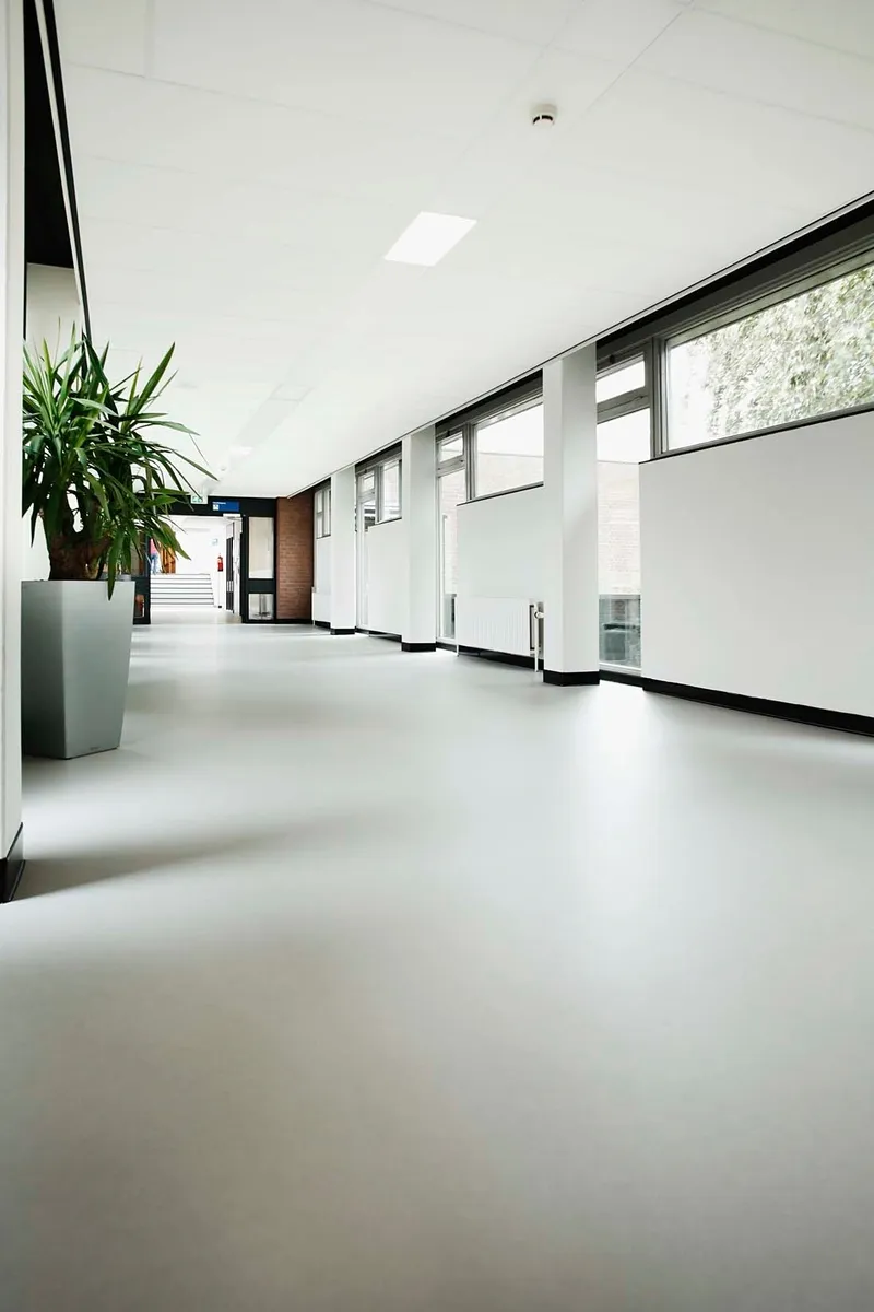 wineo Purline Bioboden Rollenware weiß modern hell Korridor große Glasfenster Klinikum