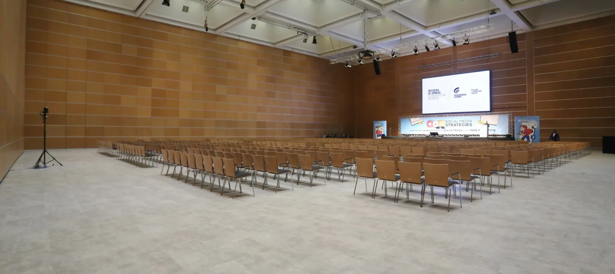 wineo PURLINE Bioboden Referenz in Kongresssaal mit Betonoptik in Fliesenformat