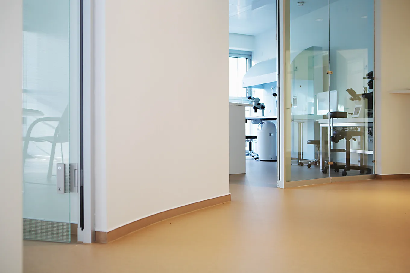 wineo Bodenebalg PURLINE Bioboden hell Flur Behandlungszimmer