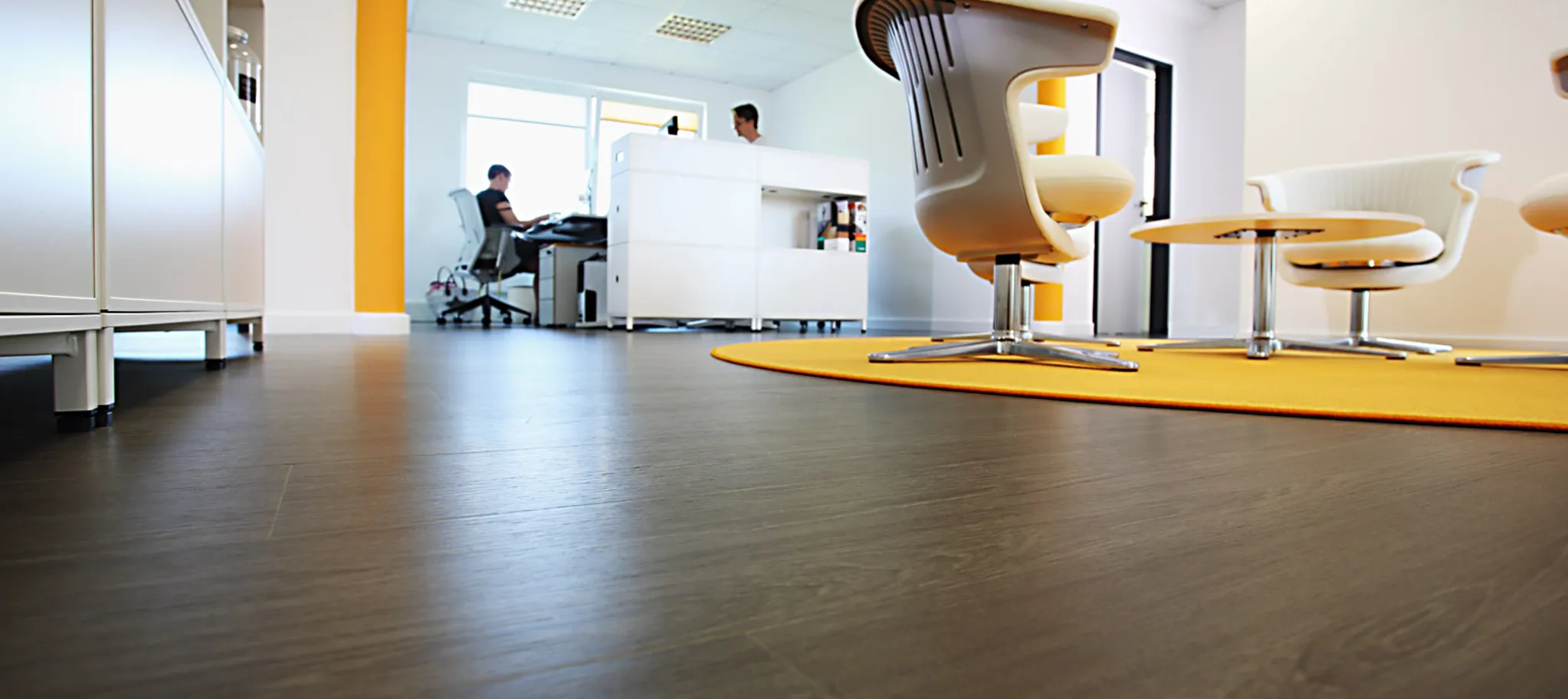 wineo Bodenbelag im Büro dunkle Holzoptik
