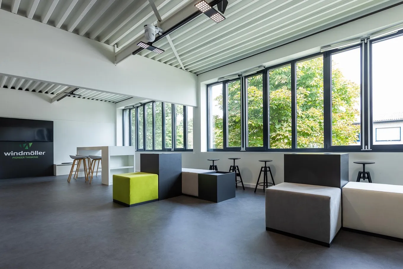wineo workspace Besprechungsbereich Besprechungstisch PURLINE Bioboden Fußboden Bodenbelag moderne Einrichtung