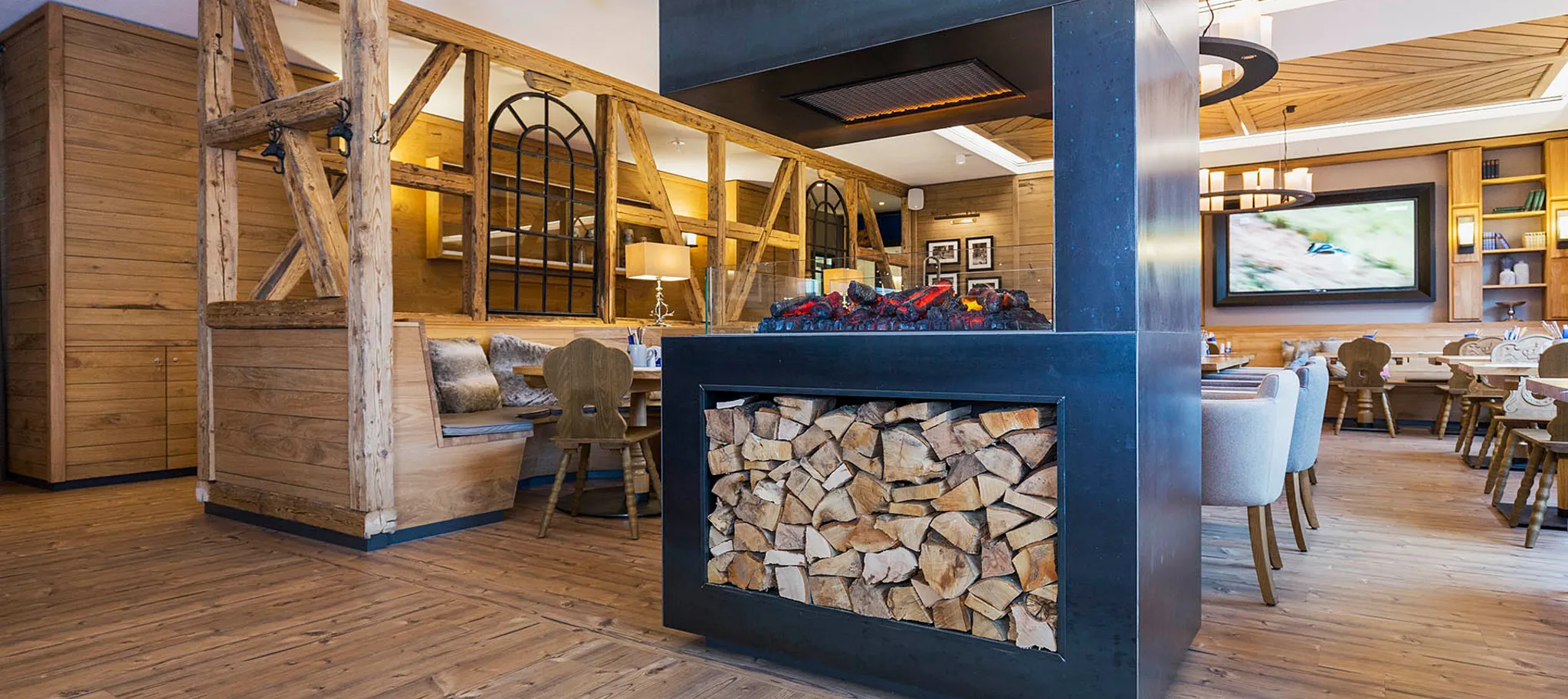 wineo Purline Bioboden Holzoptik Hotel Holzmöbel Westernstyle rustikal Kamin