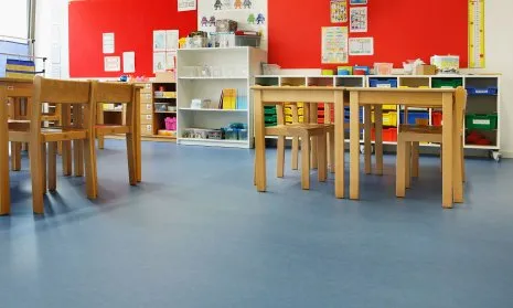 wineo Bodenbelag Blau im Kindergarten und Schulen 