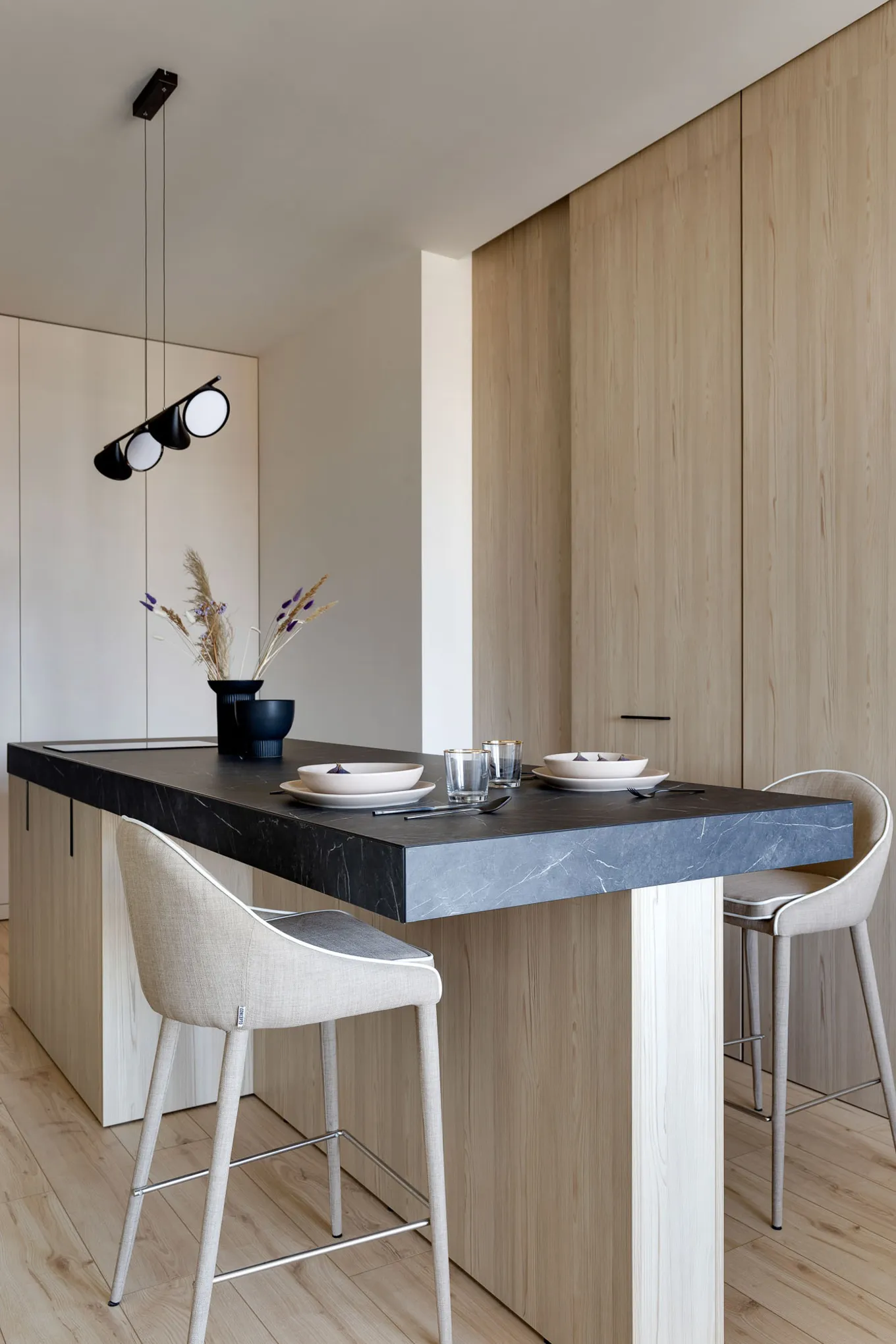 Laminatboden Hotel Californio LA144SYSV4 im Esszimmer Essbereich moderne Einrichtung Holzoptik