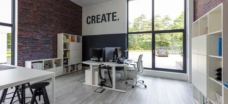 wineo workspace PURLINE Bioboden moderne Einrichtung im Büro höhenverstellbarer Schreibtisch Besprechungstisch Schreibtischstuhl Bodenbelag Fußboden