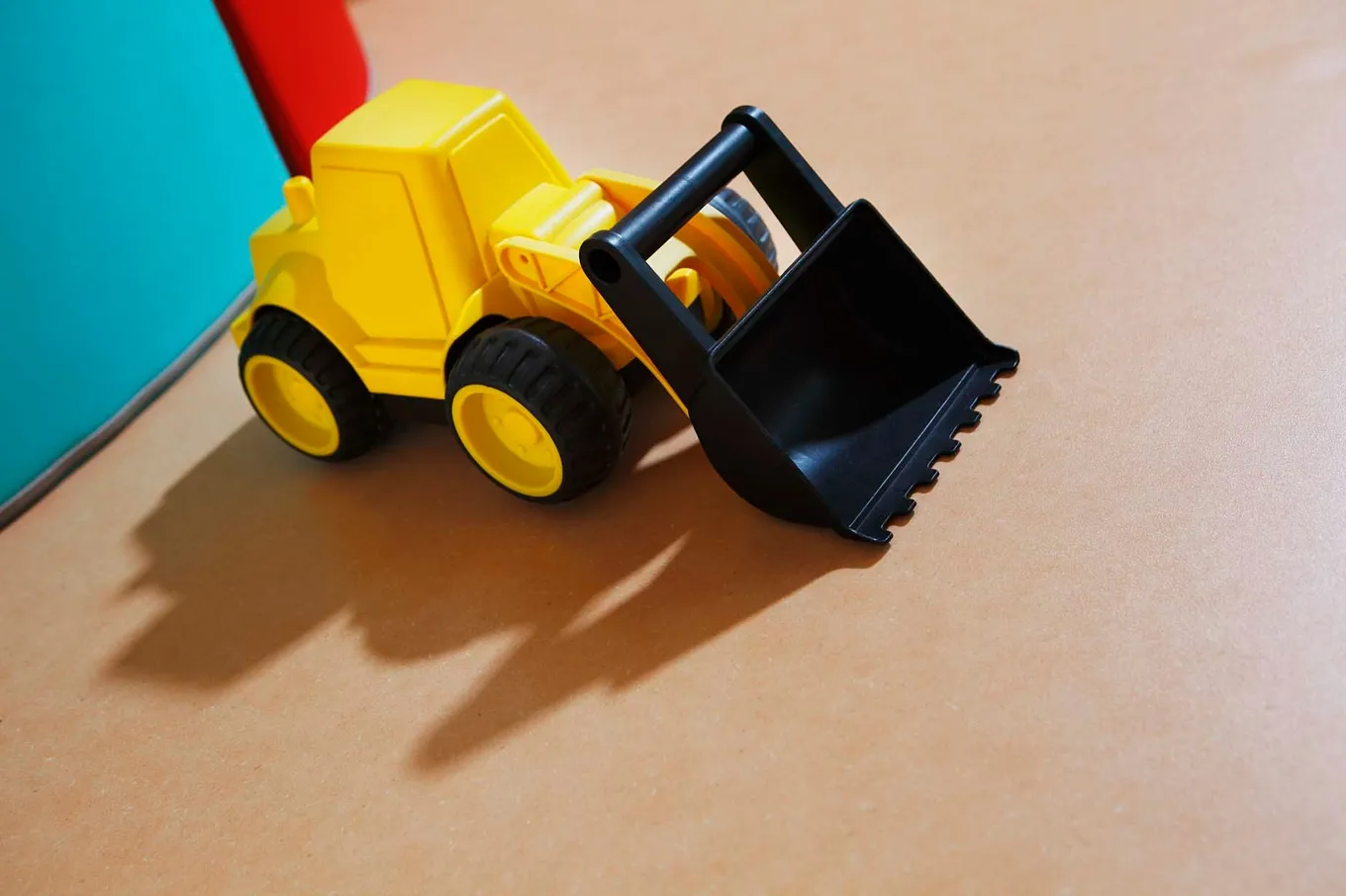 PURLINE Bioboden Sinai Sand in Kita Kindergarten gelber Bagger Rollenware Orange