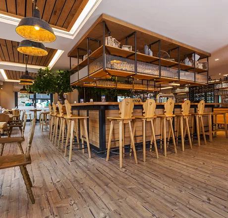 wineo Purline Bioboden Holzoptik Bar Hotel Holz Westernstyle rustikal