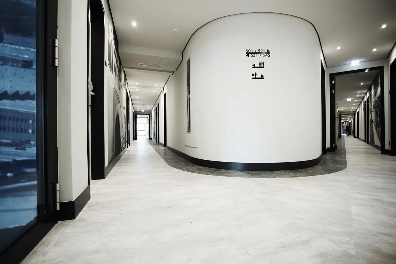 wineo Purline Bioboden schwarz weiß modern Flur Hotel Gang 
