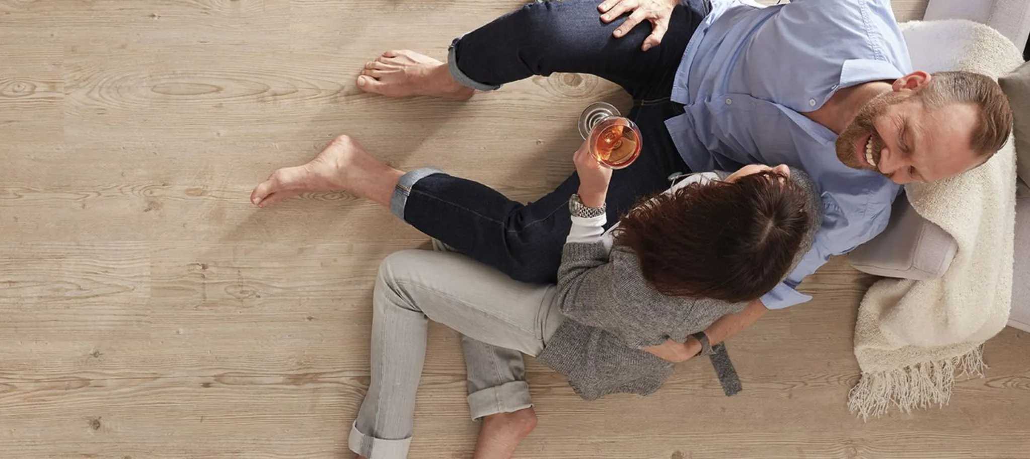 wineo Bodenbelag Holzoptik im Wohnzimmer mit gemütlicher Atmosphäre
