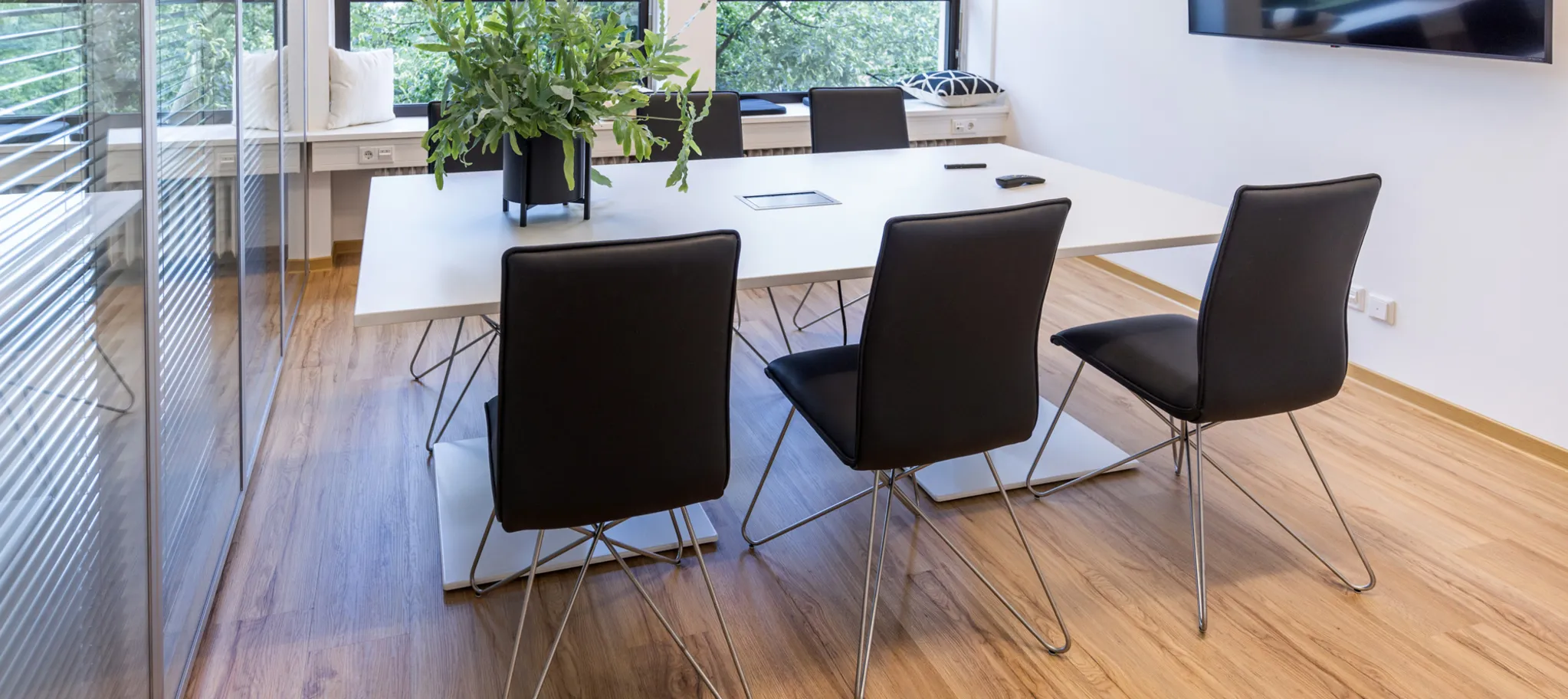 Besprechungsraum mit moderner Einrichtung und Fußboden in Holzoptik