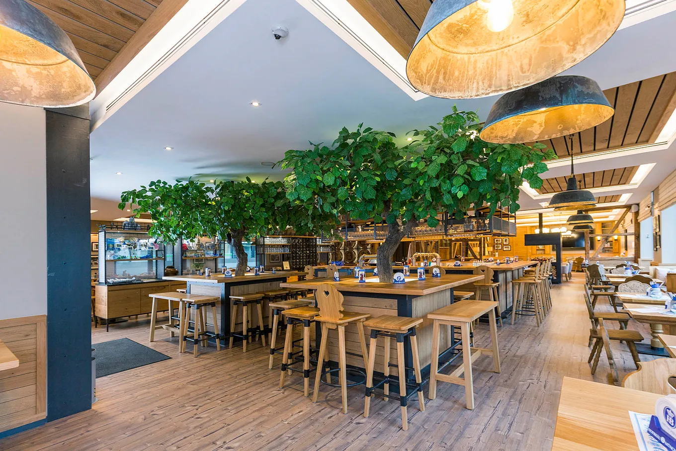 wineo Purline Bioboden Holzoptik Bar Hotel Holz Westernstyle rustikal Lounge Pflanzen