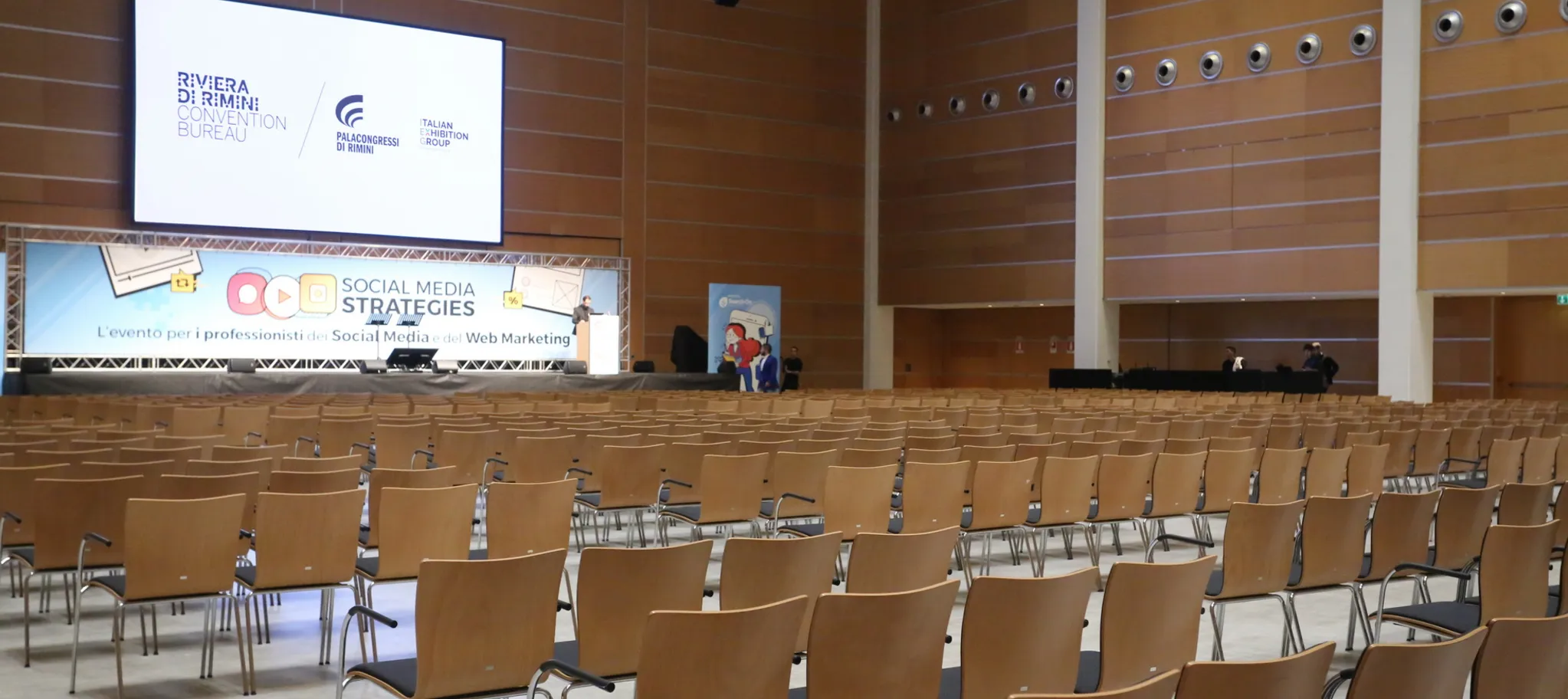 wineo Referenz Palacongressi PURLINE Bioboden im Konferenzsaal Betonoptik im Fliesenformat
