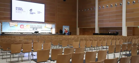 wineo Referenz Palacongressi PURLINE Bioboden im Konferenzsaal Betonoptik im Fliesenformat