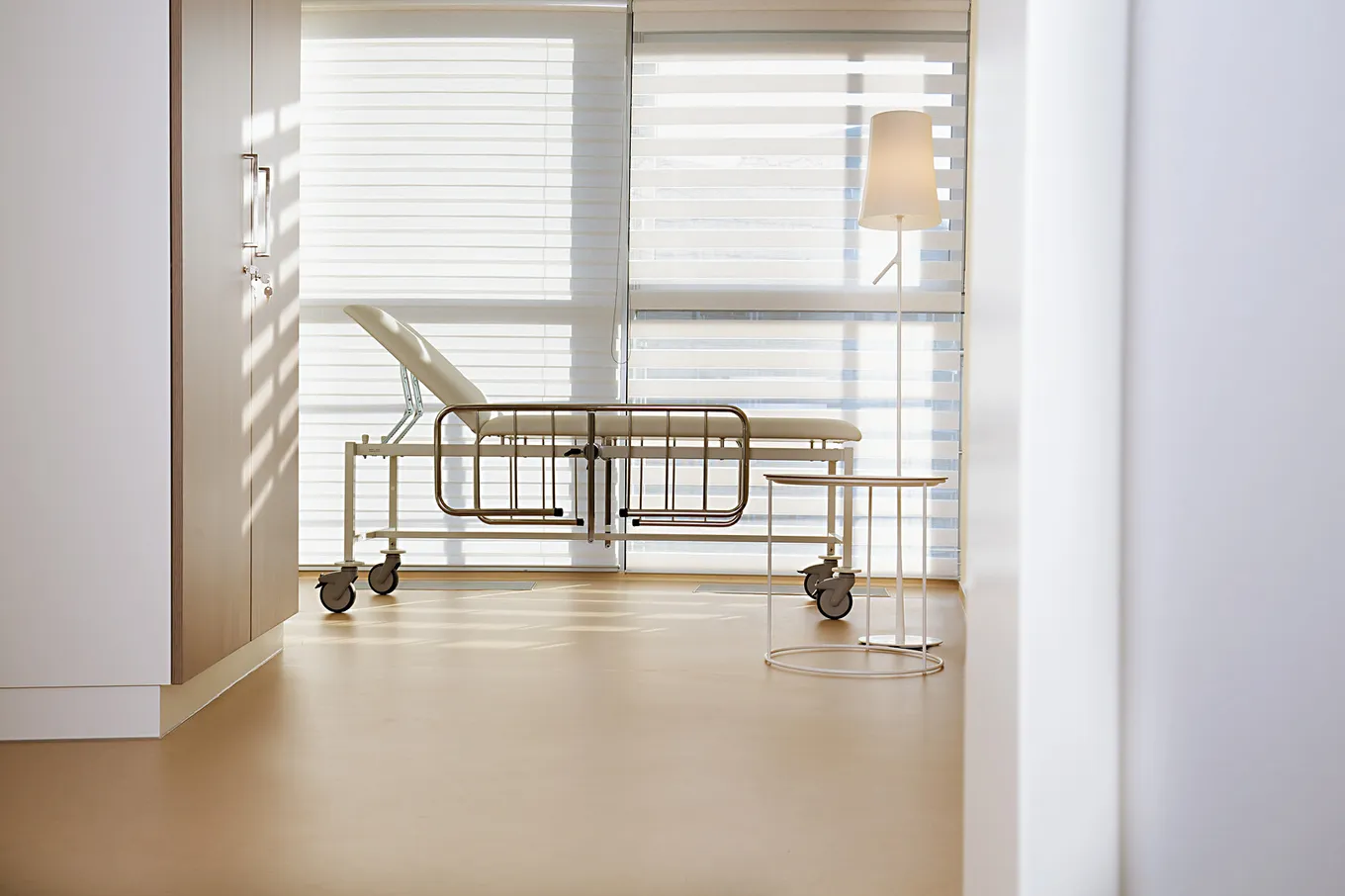 wineo Bodenbelag Behandlungszimmer Krankenbett PURLINE Bioboden hell Klinik