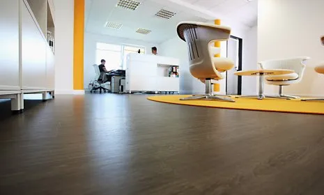 wineo Bodenbelag wineo Bodenbelag dunkle Holzoptik im Büro